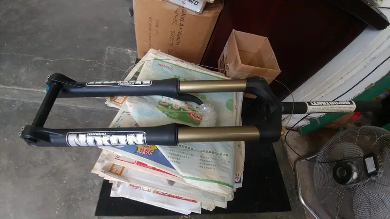 Manitou Nixon Platinum 26"大心前震車叉~黑色 145Mm行程，20Mm前軸，1-1/8"直叉管/ Manitou Nixon Platinum Fork~Black 145Mm 1